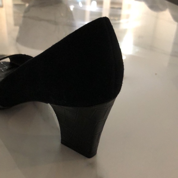 Tahari 61/2 black leather open toed shoes. - Picture 6 of 8